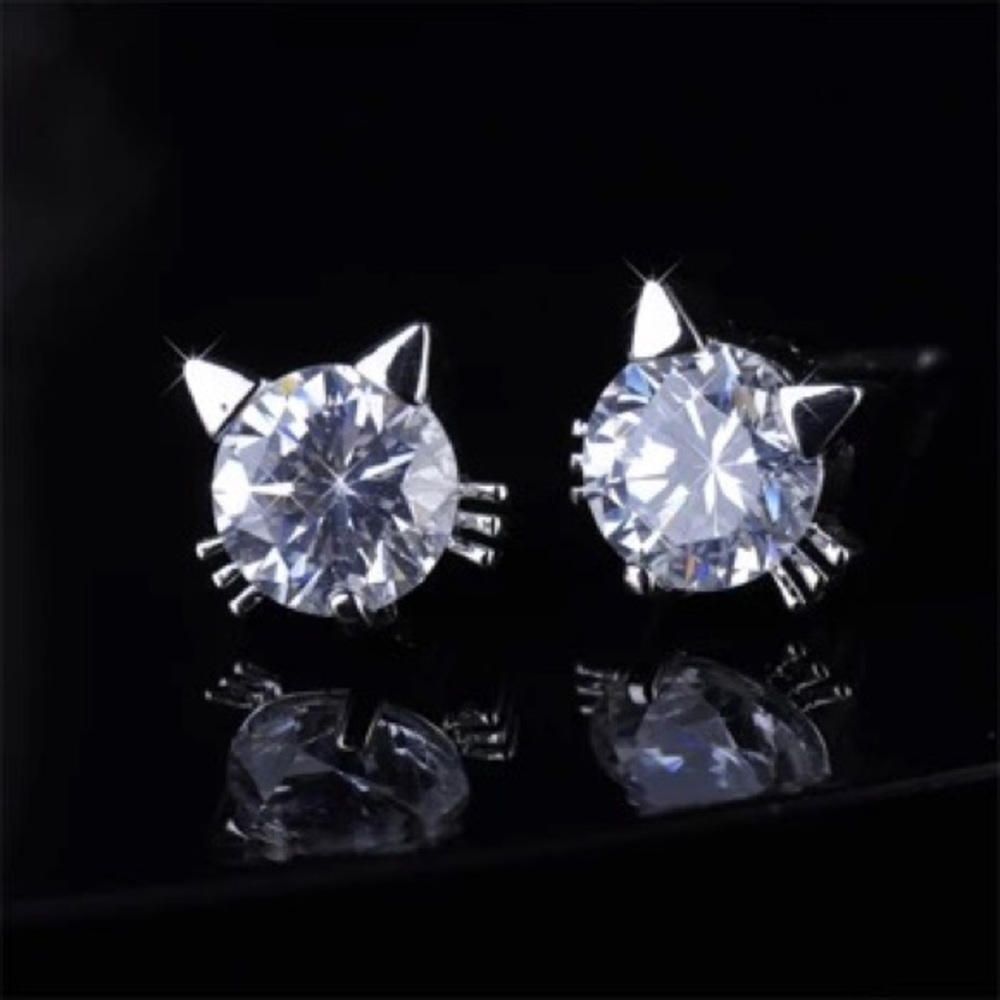 Dainty 😻 crystal Cat stud earrings